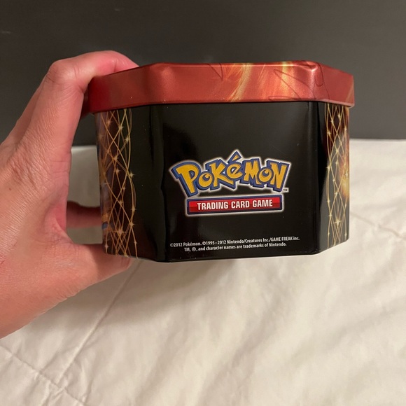 Pokémon TCG EX Tin - Black, White, Metallic Artwork - Picture 5 of 9